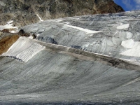 Ледник Реттенбах в проблемных местах укрывают периной на лето.
